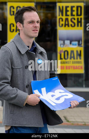 Bathgate, West Lothian, GBR - 03 settembre: Un sostenitore della campagna Sì all'esterno di un negozio di prestiti di denaro mercoledì 03 settembre 2014 a Bathgate, West Lothian. © David Gordon/Alamy Live News Foto Stock