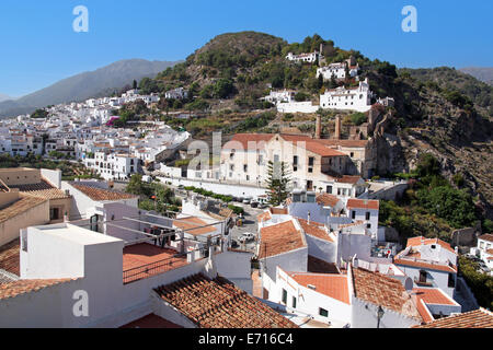 Vista panoramica di Frigiliana sulla Costa del Sol, Spagna. È una delle belle città bianca (pueblos blancos) in Andalusia Foto Stock