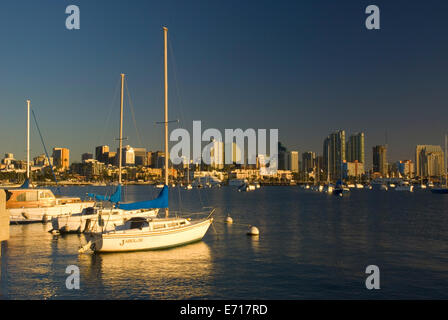 Barche nella Baia di San Diego con il centro, Embarcadero a piedi, San Diego, California Foto Stock