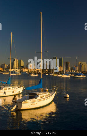 Barche nella Baia di San Diego con il centro, Embarcadero a piedi, San Diego, California Foto Stock