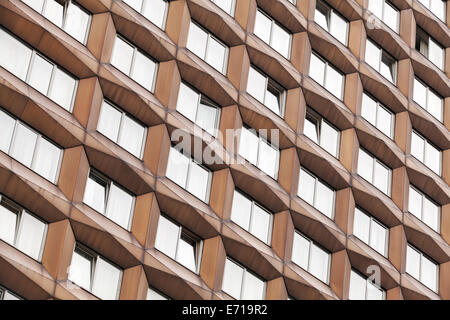 Architettura moderna frammento astratto, facciata in metallo con windows Foto Stock