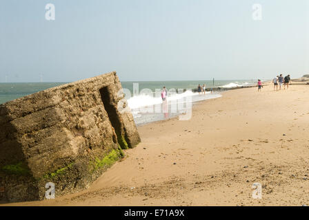 Caister sul mare, erosione costiera. Seconda guerra mondiale box militare in cemento Inghilterra anni '2014 2010 Regno Unito HOMER SYKES Foto Stock