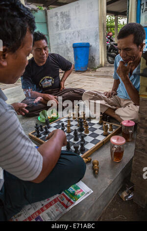 Yogyakarta, Java, Indonesia. Gli uomini che giocano a scacchi nel tempio di Prambanan composto. Foto Stock