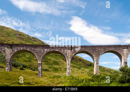 Viadotto Glenfinnan, arcuato il ponte ferroviario sul West Highland Line in Lochaber, Scotland, Regno Unito Foto Stock