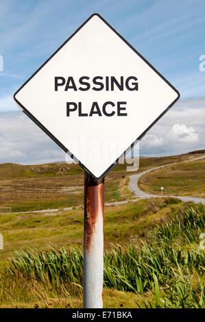 Passando segno posto su single-track Road, Isola di Skye, Scotland, Regno Unito Foto Stock