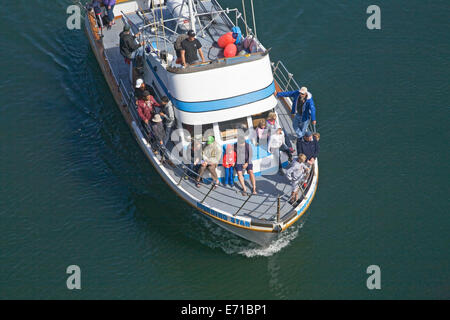 Una barca per fare whale watching lascia Depot Bay Harbor, Oregon Coast, in un pomeriggio di escursioni Foto Stock