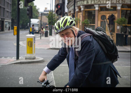 Londra, Regno Unito. Il 3 settembre, 2014. Sindaco di Londra Boris Johnson per il suo modo di lavorare sulla sua bicicletta. Goswell Road, Barbican, Londra 03/09/2014 Credit: Keith Lloyd Davenport/Alamy Live News Foto Stock