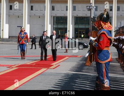 Ulan Bator, Mongolia. 3 Sep, 2014. Il presidente russo Vladimir Putin (R, centro) e il suo omologo mongolo Elbegdorj Tsakhiagiin visualizza l'onore guardie in Ulan Bator, Mongolia, Sett. 3, 2014. Putin ha pagato un giorno di visita di lavoro e ha avuto colloqui con il suo omologo mongolo Elbegdorj Tsakhiagiin sul rafforzamento della cooperazione in vari settori. Credito: Wang Ning/Xinhua/Alamy Live News Foto Stock