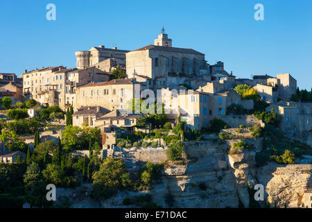 Vista del famoso Gordes borgo medievale nel sud della Francia Foto Stock