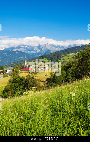 Famoso e splendido villaggio di Combloux, Alpi Savoia, Francia Foto Stock