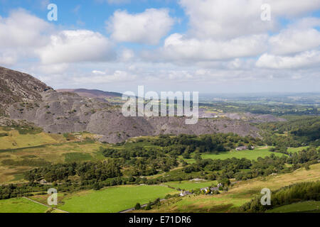 Vista dalle colline sopra Nant Ffrancon valley in Snowdonia per Penrhyn cava di ardesia cumuli bottino vicino a Bethesda Gwynedd North Wales UK Foto Stock