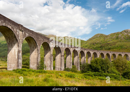 Viadotto Glenfinnan, arcuato il ponte ferroviario sul West Highland Line in Lochaber, Scotland, Regno Unito Foto Stock