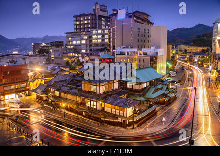 Matsuyama, Giappone skyline del centro a Dogo Onsen bath house. Foto Stock