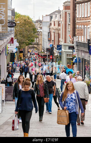 Persone che fanno shopping; acquirenti su una Lincoln High Street affollata che guarda verso Stonebow Gate, Lincoln UK Foto Stock