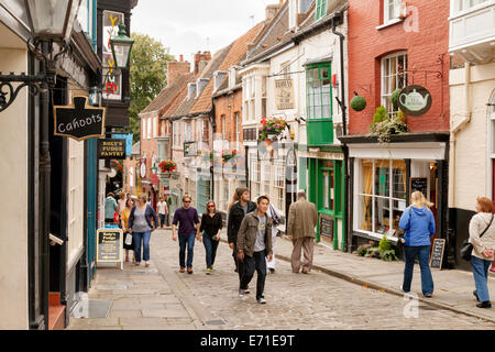 Ripida collina Lincoln; persone che camminano sulla ripida collina, antica strada di Lincoln, England Regno Unito Foto Stock