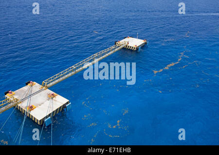 La passerella ponte collega due navi piattaforme di ormeggio Foto Stock