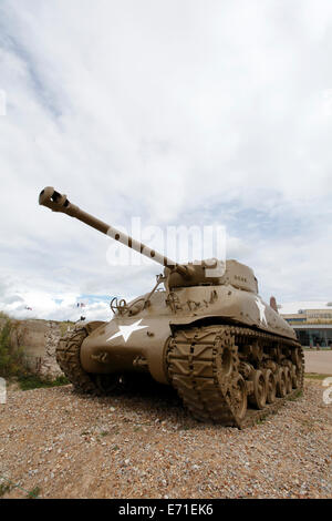 Utah Beach, Normandia Francia. Sherman serbatoio in primo piano. Foto Stock