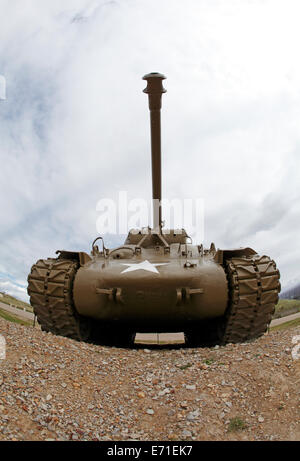 Utah Beach, Normandia Francia. Sherman serbatoio in primo piano. Foto Stock