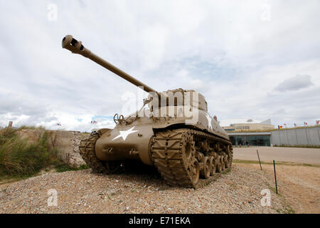 Utah Beach, Normandia Francia. Sherman serbatoio in primo piano. Museum Foto Stock