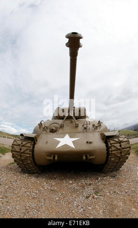 Utah Beach, Normandia Francia. Sherman serbatoio in primo piano. Foto Stock