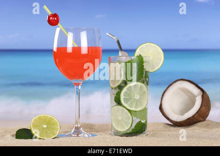 Cocktail e bevande sulla spiaggia con sabbia e mare Foto Stock