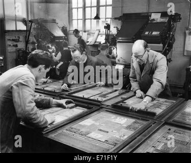 La stampa di giornali pietra mani lavorando nella composizione di camera di Wellington ufficiale & Shrewsbury News 1959 Foto Stock