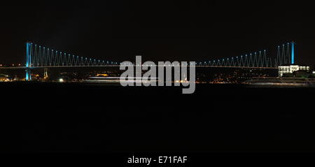 Ponte sul Bosforo ad Istanbul in Turchia Foto Stock
