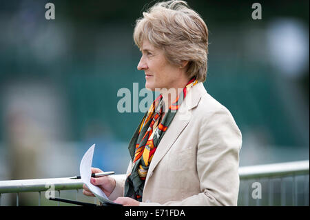 Stamford, Regno Unito. Il 3 settembre, 2014. La Land Rover Burghley Horse Trials. Elizabeth Inman Direttore Eventi orologi procedimento durante il primo controllo veterinario prima dell inizio del concorso. La Land Rover Burghley Horse svolgerà 4 - 7 settembre. Credito: Stephen Bartolomeo/Alamy Live News Foto Stock