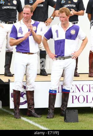 Il principe William, il Duca di Cambridge e il principe Harry del Galles giocare in una carità polo torneo a Cirencester Polo Club. Foto Stock