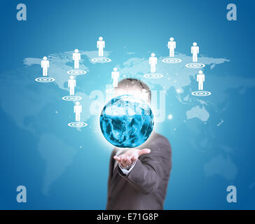 Business man tenere la terra in mano. Cartina del mondo con le icone di contatto Foto Stock