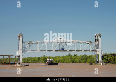 Stati Uniti d'America, Alabama, Mobile. Mobile River Barge del traffico con il ponte ferroviario. (Grandi dimensioni formato disponibile) Foto Stock