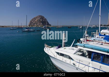 Stati Uniti, California, Pacific Coast, Morro Bay. Morro Rock, 581-piede di origine vulcanica la formazione del tappo situato appena al largo da Morro Bay. Foto Stock