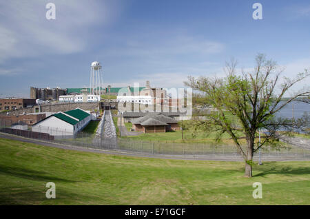 Stati Uniti d'America, Kentucky, Eddyville. Il lago di Barkley Visualizza storico di Kentucky penitenziario statale (aka castello il Cumberland) circa ottocento. Foto Stock