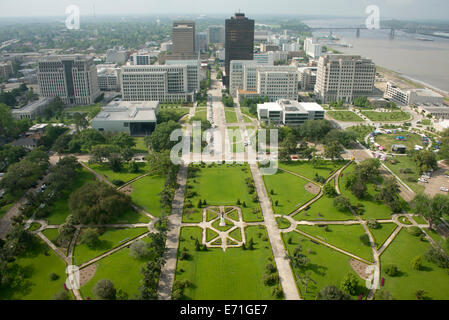 Stati Uniti d'America, Louisiana, Baton Rouge. Vista del centro della città e del fiume Mississippi dal ponte di osservazione della Louisiana State Capitol. Foto Stock