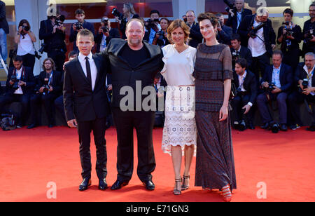 Venezia, Lido di Venezia. 3 Sep, 2014. Attore Romain Paolo(1L), direttore francese Alix Delaporte(2 R) e attrice Clotilde Hesme (1R) pone sul tappeto rosso per 'Le dernier coup de marteau' che viene selezionata per il concorso principale durante la 71th Festival del Cinema di Venezia, nell' isola del Lido di Venezia, Italia il 7 settembre 3, 2014. Credito: Liu Lihang/Xinhua/Alamy Live News Foto Stock