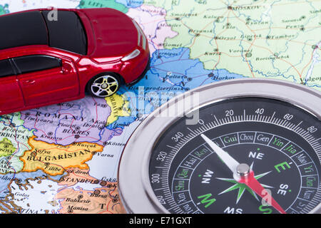 Concetto di viaggio, una bussola e un piccolo giocattolo, Mappa di auto,  isolato su sfondo bianco Foto stock - Alamy