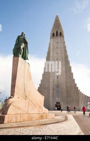 Leifur Eriksson statua e Chiesa Hallgrimskirkja, Reykjavik, Islanda Foto Stock