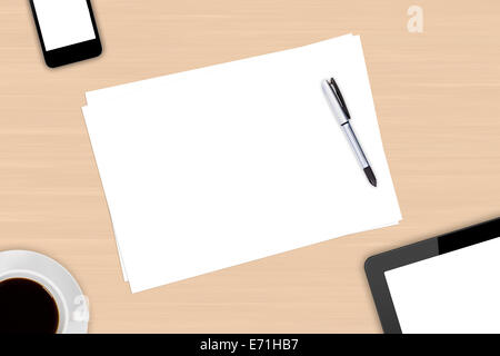 Vista superiore del moderno business workplace, tavoletta digitale e smart phone con il bianco vuoto nella schermata vuota, penna, una tazza di caffè nero dr Foto Stock