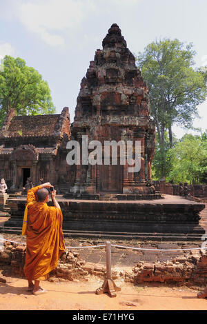 Monaco di fotografare un monumento, Banteay Srei, riep Siem, Cambogia. Foto Stock