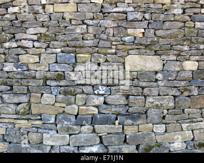 La sezione di pietre a secco la parete dello Yorkshire Dales house. Foto Stock