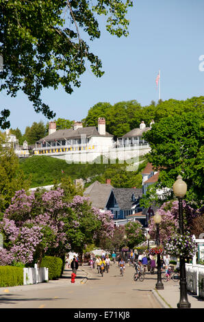 Stati Uniti d'America, Michigan, isola di Mackinac. Tipico rivestito lilla strade di Mackinac con lo storico Fort Mackinac in distanza. Foto Stock