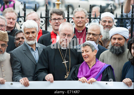 L'Abbazia di Westminster, Londra, Regno Unito. Il 3 settembre 2014. Cristiani e persone di tutte le fedi e non credenti sono stati invitati a partecipare alla visita dell Arcivescovo di Canterbury e altri leader religiosi provenienti da tutto il Regno Unito in una veglia interconfessionale fuori Abbazia di Westminster. Nella foto bancata anteriore: Justin Welby; Senior Rabbi laura janner-Klausner. Credito: Lee Thomas/Alamy Live News Foto Stock