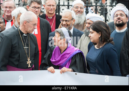 Il 3 settembre 2014. L'Abbazia di Westminster, Londra, Regno Unito. Cristiani e persone di tutte le fedi e non credenti sono stati invitati a partecipare alla visita dell Arcivescovo di Canterbury e altri leader religiosi provenienti da tutto il Regno Unito in una veglia interconfessionale fuori Abbazia di Westminster. Nella foto bancata anteriore: Justin Welby; Senior Rabbi laura janner-klausner; La Baronessa Warsi. Credito: Lee Thomas/Alamy Live News Foto Stock