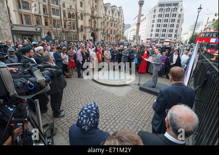 L'Abbazia di Westminster, Londra, Regno Unito. Il 3 settembre 2014. Cristiani e persone di tutte le fedi e non credenti sono stati invitati a partecipare alla visita dell Arcivescovo di Canterbury e altri leader religiosi provenienti da tutto il Regno Unito in una veglia interconfessionale fuori Abbazia di Westminster. Credito: Lee Thomas/Alamy Live News Foto Stock