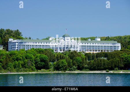 Stati Uniti d'America, Michigan, isola di Mackinac. Lago Huron vista del punto di riferimento storico Grand Hotel veranda. Foto Stock