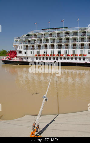 Stati Uniti d'America, Mississippi, Vicksburg. American Queen pedalo' crociera barca sul fiume Yazoo off il fiume Mississippi. Foto Stock