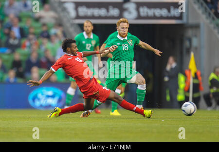 Dublino, Irlanda. 03Sep, 2014. Amichevole internazionale fixture Repubblica di Irlanda versus Oman. Ahmed Al Muhaijri (Oman) e Stephen Quinn (Irlanda) battaglia per la palla. L'Irlanda ha vinto la partita dal punteggio di credito 2-0: Azione Plus sport/Alamy Live News Foto Stock