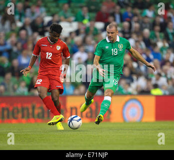 Dublino, Irlanda. 03Sep, 2014. Amichevole internazionale fixture Repubblica di Irlanda versus Oman. Darron Gibson (Irlanda) mantenendo un occhio su Ahmed Al Muhaijri (Oman). L'Irlanda ha vinto la partita dal punteggio di credito 2-0: Azione Plus sport/Alamy Live News Foto Stock