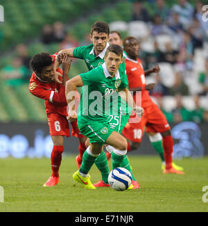 Dublino, Irlanda. 03Sep, 2014. Amichevole internazionale fixture Repubblica di Irlanda versus Oman. Robbie Brady (Irlanda) in azione contro Raed Ibrahim Saleh (Oman). L'Irlanda ha vinto la partita dal punteggio di credito 2-0: Azione Plus sport/Alamy Live News Foto Stock