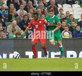 Dublino, Irlanda. 03Sep, 2014. Amichevole internazionale fixture Repubblica di Irlanda versus Oman. Anthony Pilkington (Irlanda) battaglie con Hassan Al Gheilani (Oman). L'Irlanda ha vinto la partita dal punteggio di credito 2-0: Azione Plus sport/Alamy Live News Foto Stock